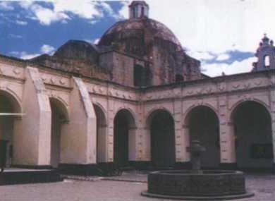 Vista de un ángulo del patio del Colegio San Ramón de Cajamarca, local La Recoleta. Cortesía de la Sra. Victoria Soriano Torres.