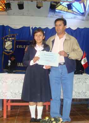 Brenda Vergara G�lvez, acompa�ada de su padre el Sr. Vergara, mostrando su diploma.
