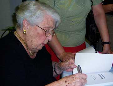 Theda Krieger firmando ejemplares de "Aventuras en el campo", en San Nicol�s, Argentina. Octubre, 2008. Tomada de: http://soycorresponsal.lanacion.com.ar