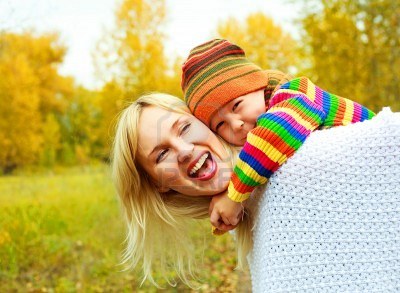 http://us.123rf.com/400wm/400/400/lanak/lanak0910/lanak091000118/5792588-feliz-madre-hermosa-joven-dando-a-su-pequeno-hijo-incluirlos-paseo.jpg