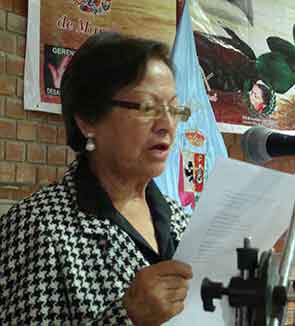 Alejandrina Escalante. Recitando un poema.