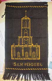 Centenaria Iglesia Matriz de San Miguel, en labor de artesana Martina Hern�ndez