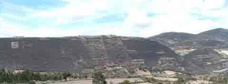Imponente cerro de "Chantaco" en cuyas faldas quedan Las Ventanas con arbustos permanentes. Cajamarca, mayo 2008.