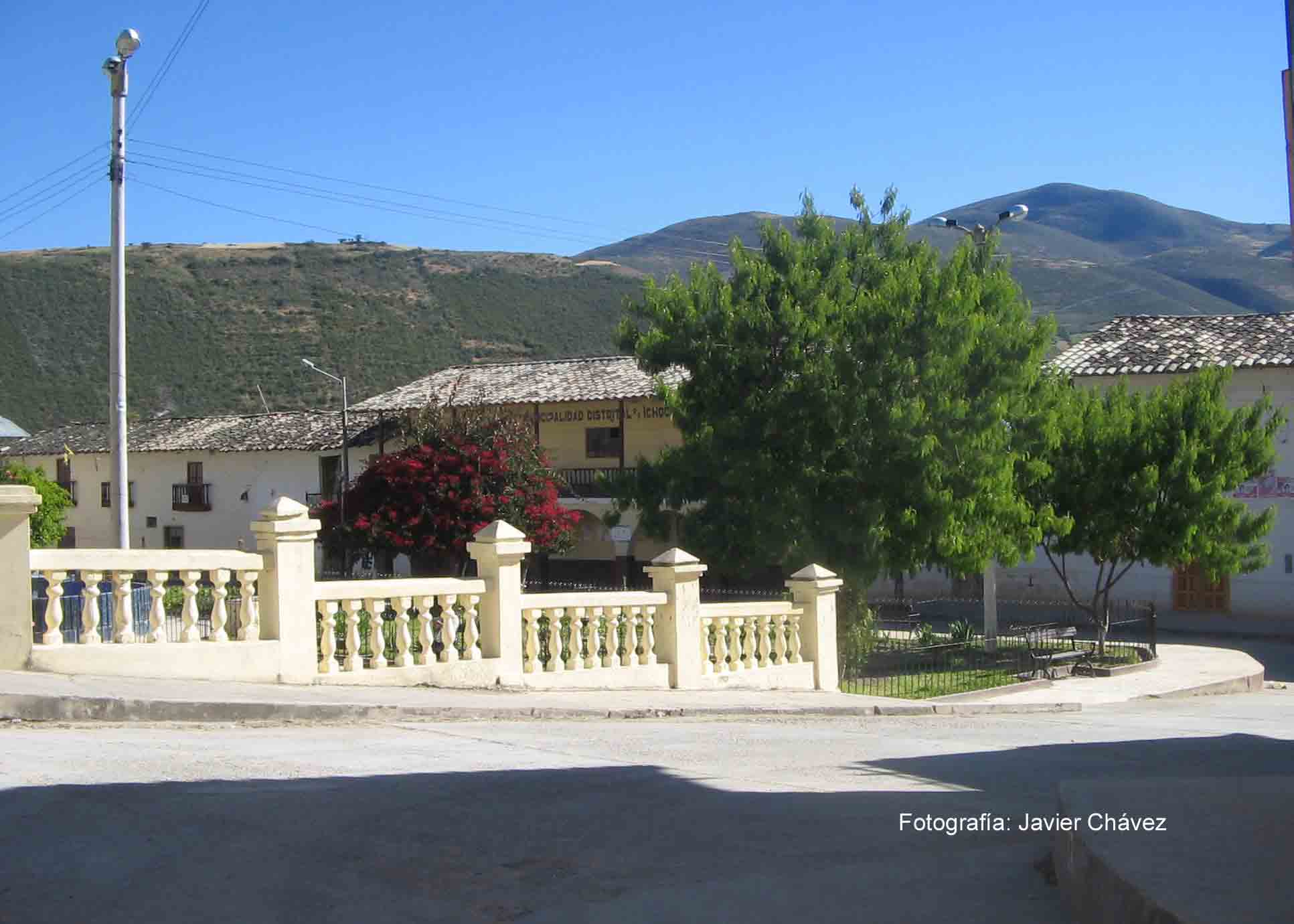 Hermosa vista de la Plaza de Armas de Ichoc�n. Cortes�a del Ing. Javier Ch�vez V�squez. mayo, 2006.