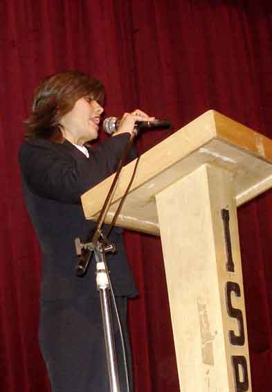 Prof. Patricia D�az Le�n, Directora de la I.E. "Semillitas" brindando su saludo a todas las Madres en su d�a.