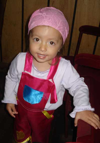 Jennifer Ann, alumna de esta I.E actu� en "Tocamos las Maracas para Mam�".