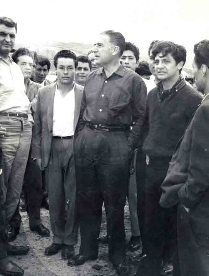 Al centro el Arq. Fernando Bela�nde y a su izquierda Amarao Tejada Goicochea. Cortes�a de don Amarao Tejada.