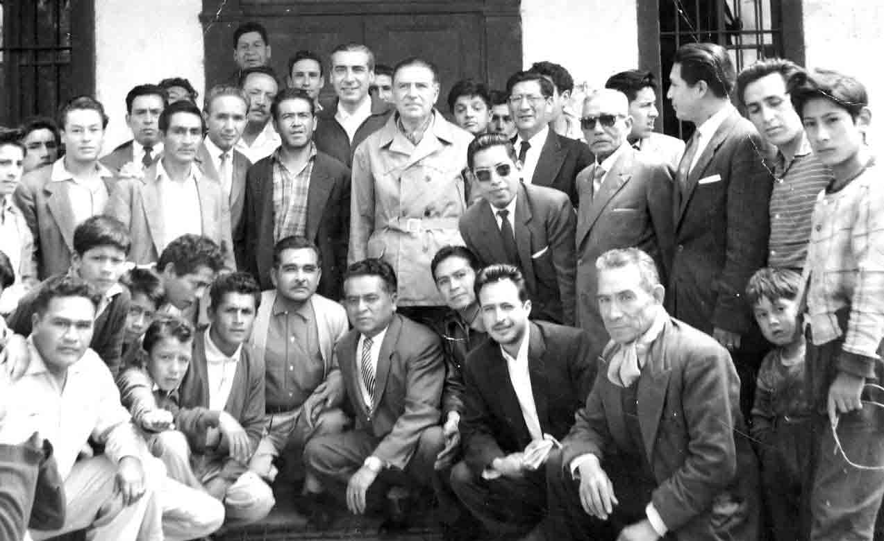 El Arquitecto Fernando Bela�nde Terry posando junto a las jovenes militantes de Acci�n Popular en una de sus visitas a Cajamarca. Cortes�a del Sr. Amaro Tejada.