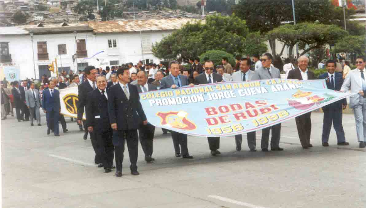 La Promoci�n "Jorge Cueva Arana" del Ilustre Colegio San Ram�n de Cajamarca en sus Bodas de Rub�. Cortes�a del Sr. Genaro Celis Su�rez.