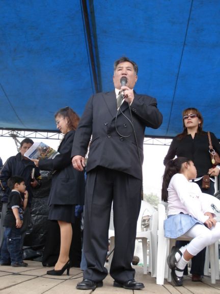 El Prof. Almanz� S�enz Casanova, narrando los incidentes del Gran Desfile de Promociones. Cajamarca, Agosto del 2007.