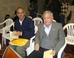 El Prof. universitario Jacinto Luis Cerna Cabrera con el historiador Dr. Julio Sarmiento Guti�rrez.