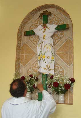 El Rvdo. Padre Rolando Estela, bendiciendo el "Inter". C/03/05/2009.