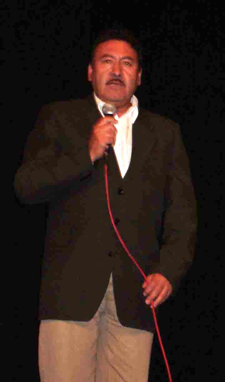 El Ing. Javier Arroyo Ruiz, en representacin del Alcalde Provincial y del Presidente del Gobierno Regional expresando su saludo al escrito Gregorio Daz Izquierdo. Cajamarca, Octubre del 2006.