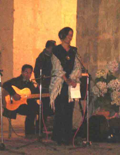 La Lic. Marcela Oliva expresando su agradecimiento a los poetas nacionales y extranjeros y al p�blico asistente a este evento. Cajamarca, Octubre del 2006.