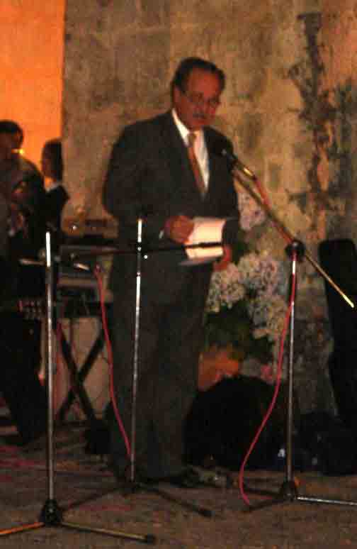 El poeta Alberto Benavides Ganosa dirigiendose a los poestas y p�blico asistente a este V Festival Internacional de Poes�a. Cajamarca, Octuibre del 2006.