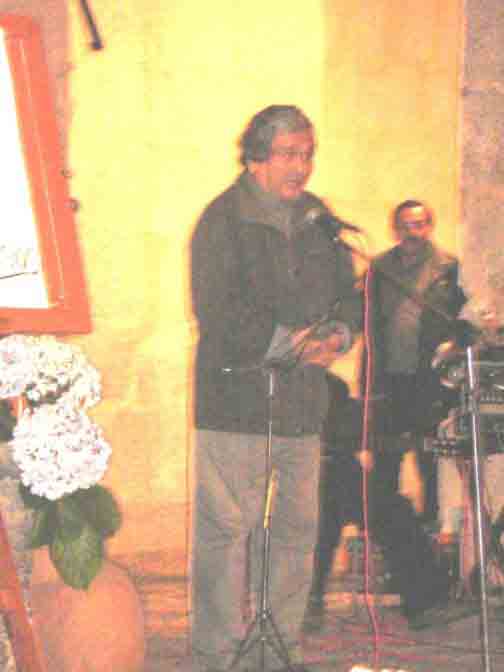 El poeta chileno Omar Lara dirigi�ndose a todos los asistentes en representaci�n de los poetas extranjeros asistentes a este V Festival de Poes�a. Cajamarca, Octubre del 2006.
