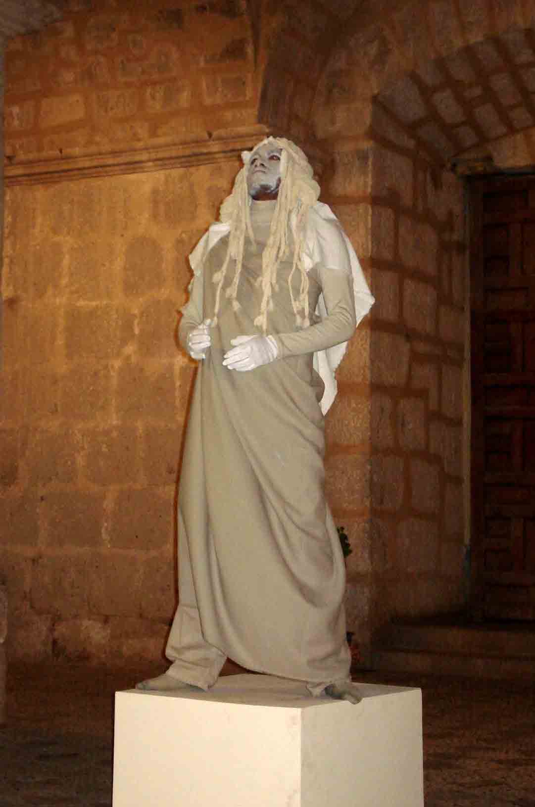 Una de las "Estatuas vivientes" ubicada sobre su pedestal que permaneci� durante todo el evento. Cajamarca, Octubre del 2006.