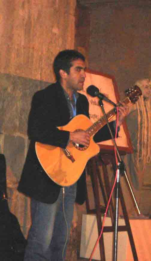 El cantante y compositor lime�o Manolo Palacios interpretando la canci�n "El lagarto est� llorando". Cajamarca, Octubre del 2006.