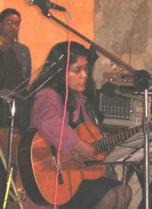 La cantante y compositora cajamarquina Noem� L�pez Chegne interpretando la canci�n "Alfonsina". Cajamarca, Octubre del 2006.