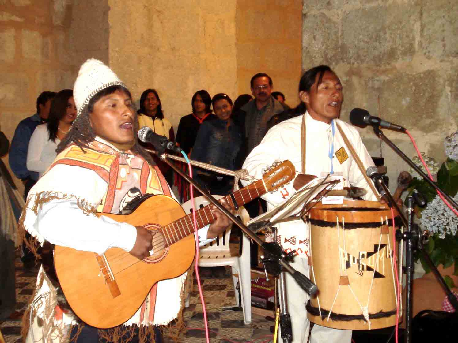El d�o "Purumpa del desierto" interpretando la canci�n "Manuel Iba�ez Rosazza". Cajamarca, Octubre del 2006.