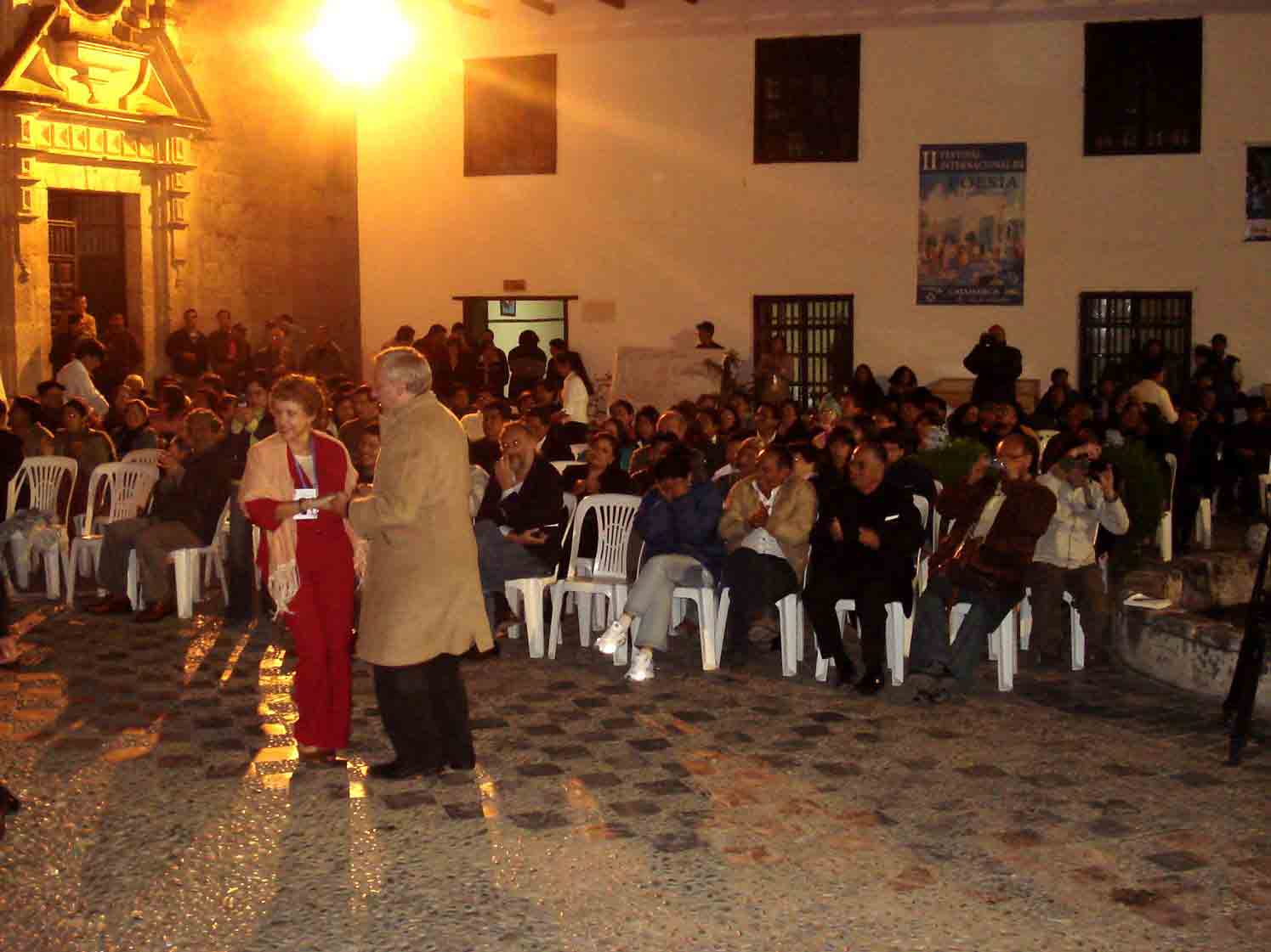 Poetas y autoridades bailando al compas de la canci�n "Samka" interpretada por el d�o "Purumpa del Desierto". Cajamarca, Octubre del 2006.
