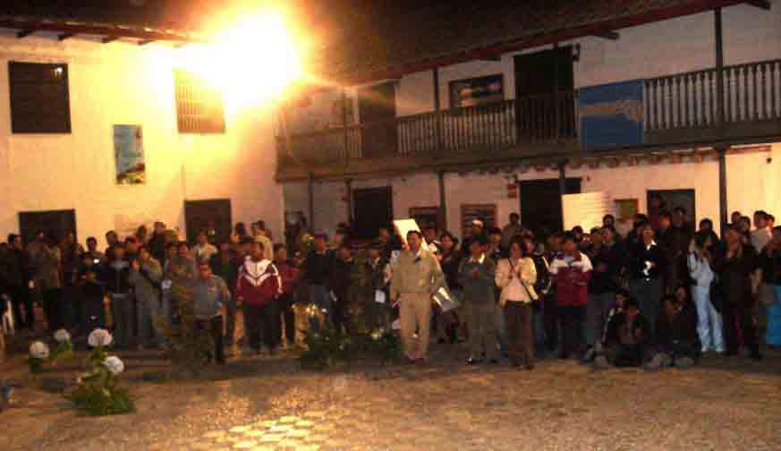 Un �ngulo del Patio principal del INC donde se ubic� parte del p�blico asistente a este evento. Cajamarca, Octubre del 2006.