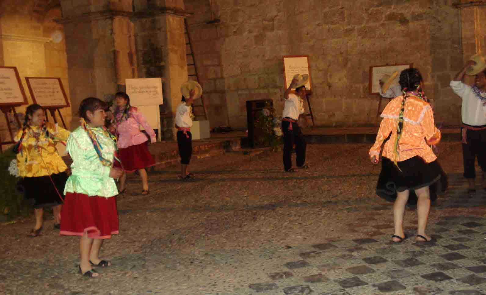 El grupo de danzas "Cumby" haciendo su participaci�n al ritmo de "Carnaval cajamarquino". Cajamarca, Octubre del 2006.