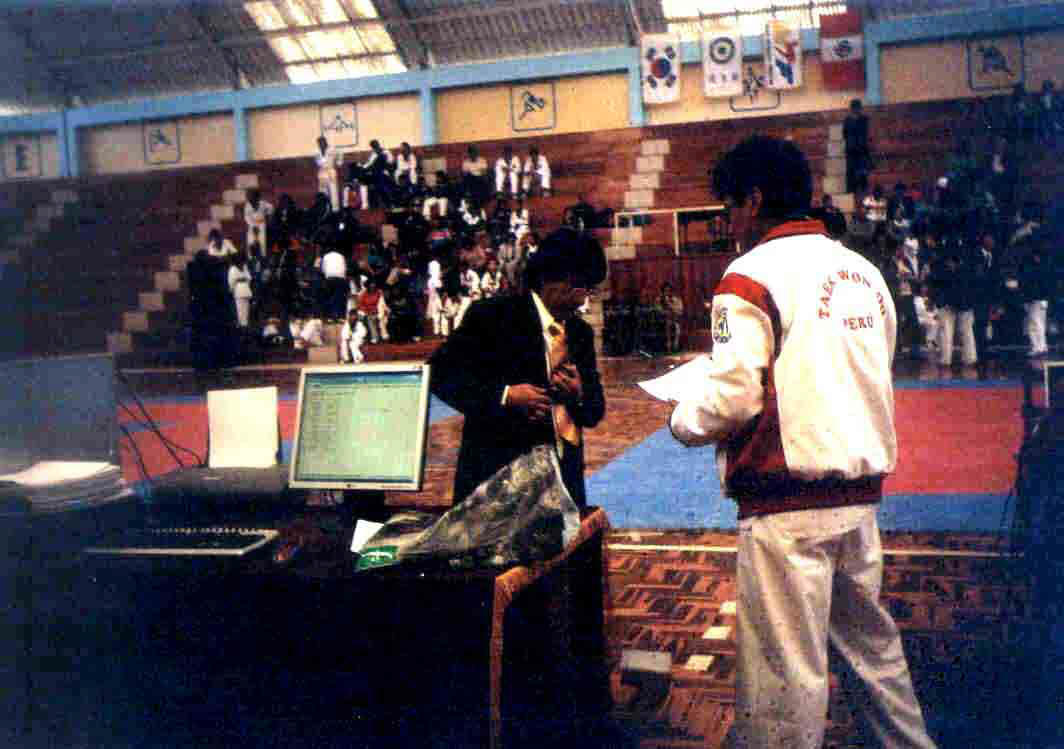 El Prof. Segundo Llanos Salazar momentos antes de dar inicio al desarrollo del certamen.