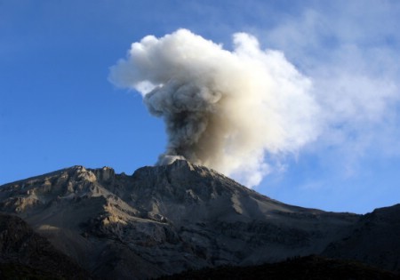 vista del Ubinas desde la localidad de Querapi el 20 de abril de 2006. REUTERS/Mariana Bazo