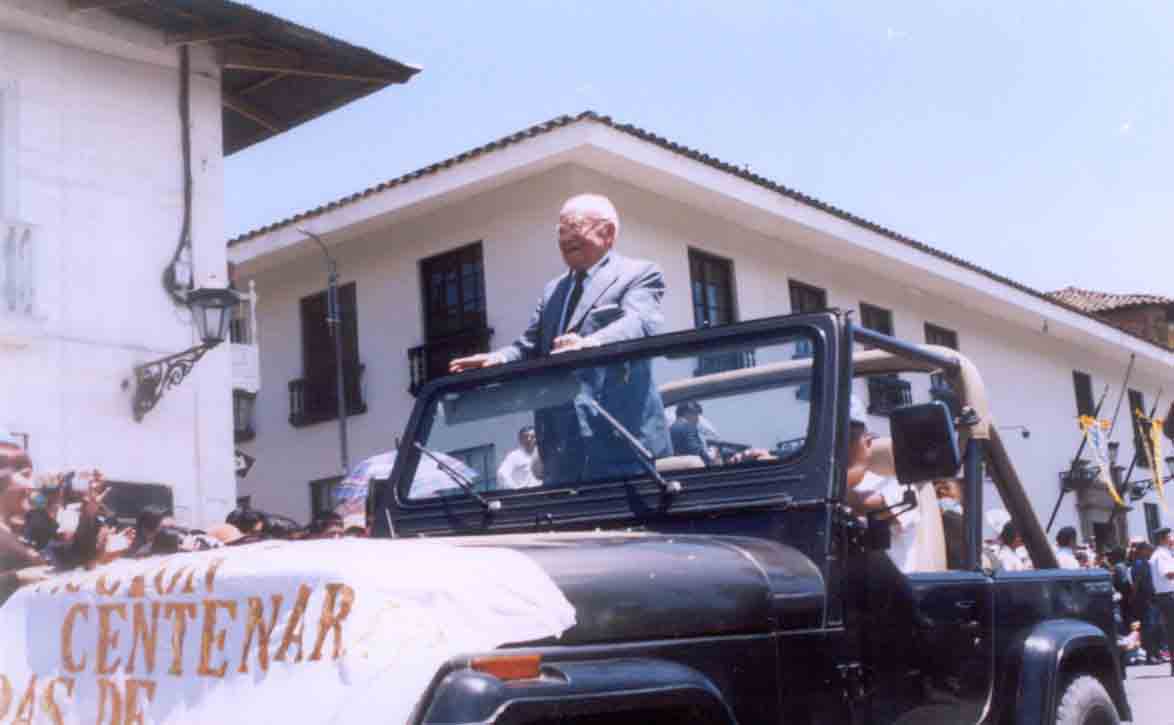 Ilustre representante de la Promoci�n Bodas de Diamante, que encabeza el desfile de promociones. Cajamarca, agosto del 2006.