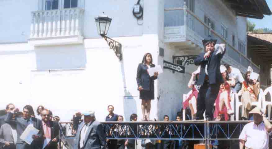 El profesor Almanzor S�enz Casanova Conductor del gran Desfile de Promociones anuncia el inicio de este gran acontecimiento. Cajamarca, agosto 2006.