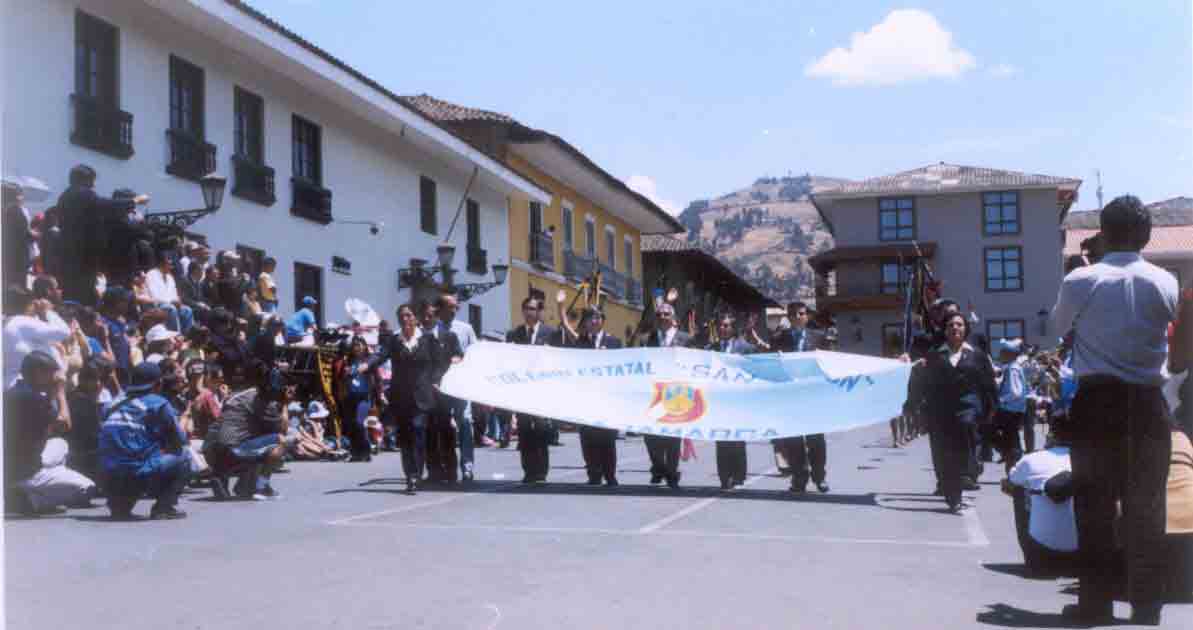 Docentes del Colegio San Ram�n, en quienes recae la gran responsabilidad de conducir a los alumnos por la senda del saber. Cajamarca, agosto 2006.