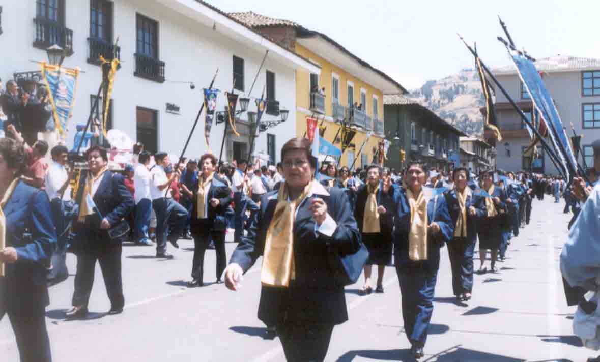 Desfilando con paso marcial las Esposas de de los integrantes de la Promoci�n que cumple las Bodas de Oro. Cajamarca, agosto 2006.