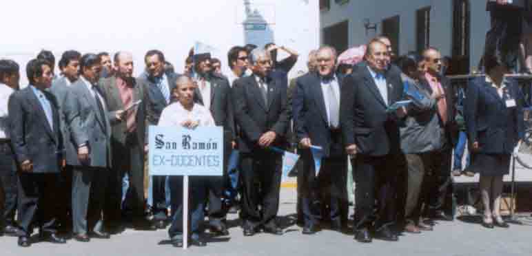 Ex-Docentes del Glorioso San Ram�n en instantes de la Actuaci�n Central en la Plaza de Armas de Cajamarca. Agosto 2006.