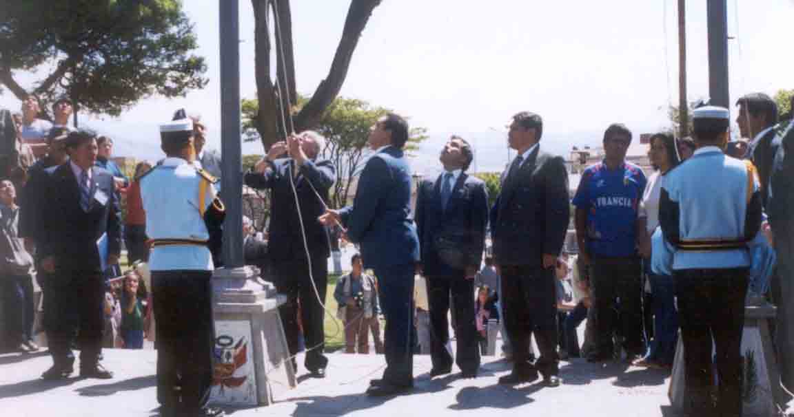 Instantes del Isamiento de la Bandera de Cajamarca en la Plaza de Armas de la ciudad por Autoridades del Colegio San Ram�n. Cajamarca, agosto 2006.