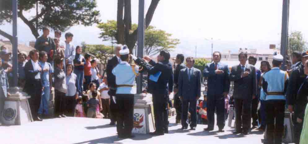 Entonando el Himno a San Ram�n como homenaje al Clorioso Colegio San Ram�n de Cajamarca en sus 175� Aniversario de Creaci�n. Cajamarca, agosto 2006.