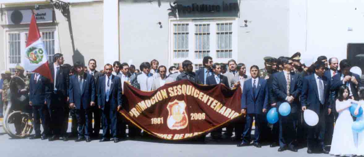 Integrantes de la Promoci�n Sesquicentenario que cumplen sus Bodas de Plata en el momento de la Actuaci�n Central. Cajamarca, agosto 2006.