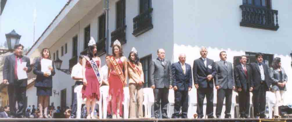 Las reinas de las festividades del 175� Aniversario con autoridades representativas del Ciolegio San Ram�n. Cajamarca, agosto 2006.