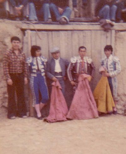 Carmen Marcelino con sus amigos toreros en la Plaza de Toros de Ichoc�n. Cortes�a de J.J.Paredes desde USA.
