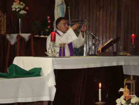 El Rv. Padre Julio Ch�vez Pastor celebrando la Santa Misa de Cuerpo Presente en la Iglesia Nuestra Se�ora de Guadalupe de Cajamarca.