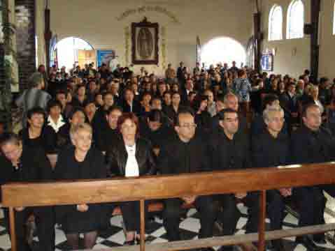 Sus hijos, en primera fila, acompa�ados de sus paisanos ichocaneros en la celebraci�n de la Eucarist�a.