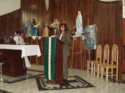 La Sra. Miriam Baz�n Salda�a expresando sus condolencias a toda la familia en nombre del Comit� de Damas y de toda la colonia ichocanera residente en Cajamarca.