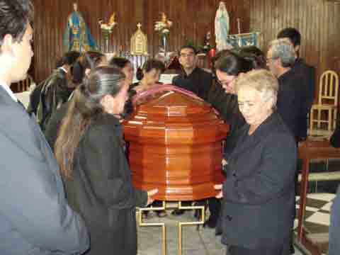 Sus hijos rezando la �ltima oraci�n en la Iglesia Nuestra Sra. de Guadalupe.
