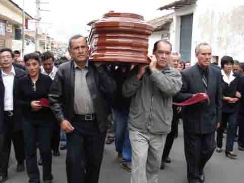 Contin�a el cortejo por el Jr. Antonio Guillermo Urrelo de Cajamarca.