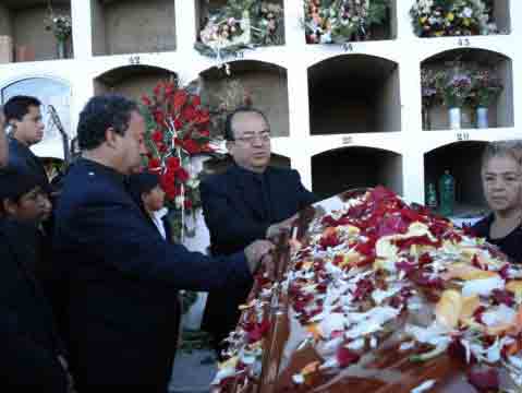 Su hijo Carlos Alfredo Vel�squez Armas d�ndole el �ltimo adios a su padre en el Campo Santo de Cajamarca.