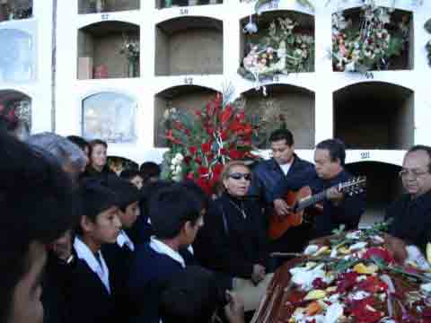 Alfonso Vel�squez (Pochito), acompa�ado del Conjunto Musical "Per� Criollo" que dirige el Sr. Luis Escalante Torres, entonando el Vals "�dolo" en homenaje a su Padre.