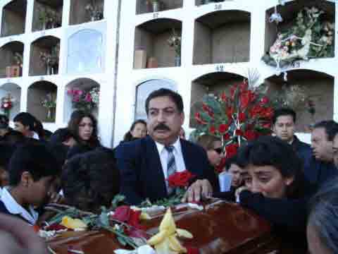 El Ing. Francisco Arroyo Cobi�n, sobrino de don Segundito, resaltando la gran solidaridad de los ichocaneros.