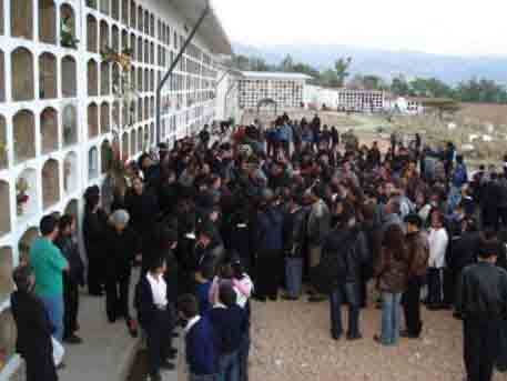 Instantes de la manifestaci�n de nuestras condolencias a la familia Vel�squez en el Campo Santo de Cajamarca.