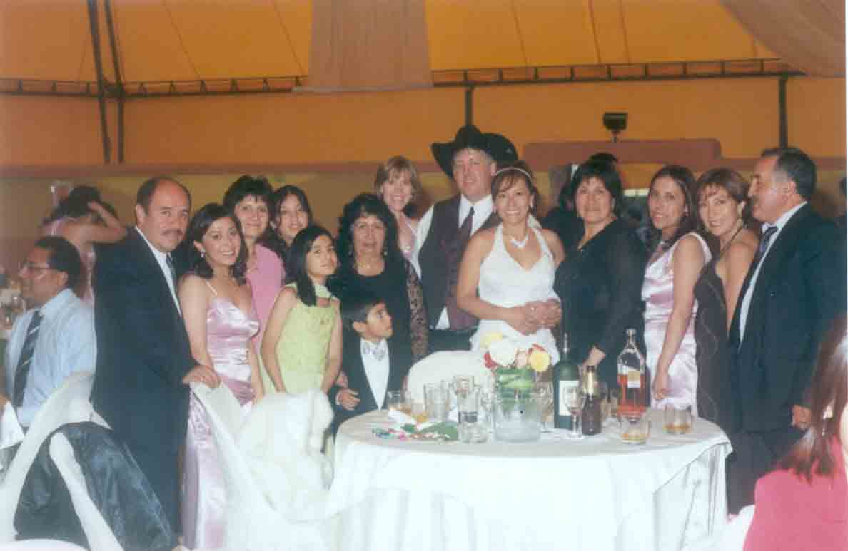 Los flamantes esposos rodeados de un grupo de amigos.