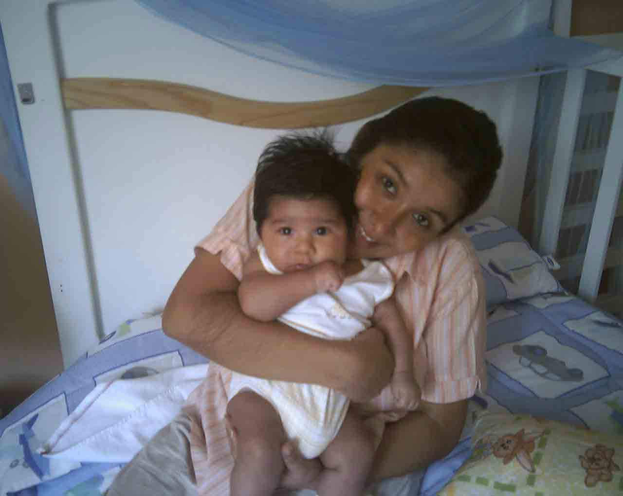 Jes�s Miguel en brazos de su mam� celebra su tercer cumplem�s. Trujillo, Abril del 2006.